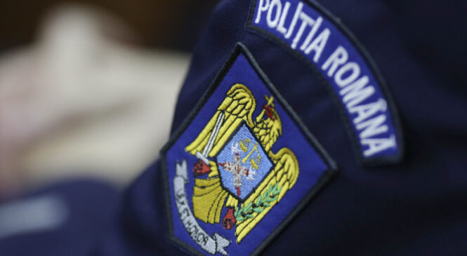 Polițistul din Olt acuzat că a furat arma unui coleg, trimis în judecată